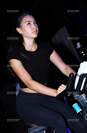 骑车运动的黑衣靓妹