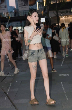 2378-16=51√白嫩滑美腿小姨～ 13P