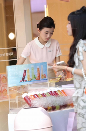 好利来这小姐姐肉丝形象身材媲美空姐啊