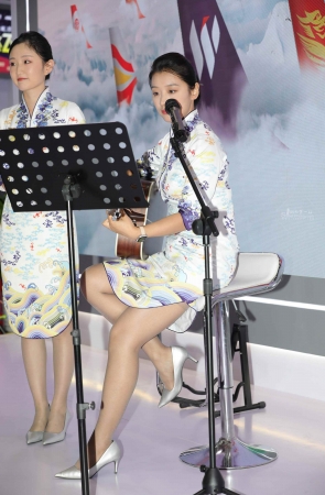 【街拍心灵】HU航空姐超薄灰丝细街拍高跟才艺展示