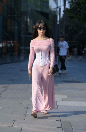 搭讪粉衣粉裤美眉