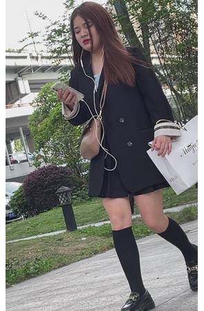 听歌的黑裙美女