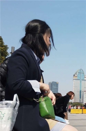 4K – 街拍花坛边休息的肉丝袜米色高跟白领丽人 [1.30 GB/MP4]