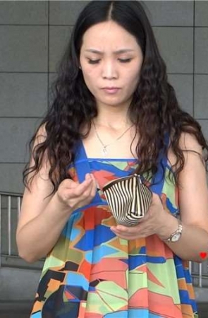 金色尖嘴高跟鞋少妇的玉足绝对纤细修长