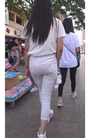 白裤紧身美眉