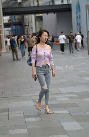 街拍紧身牛仔裤小姐姐