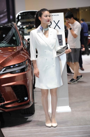 【街拍心灵】雷克萨斯品牌大使超薄肉丝街拍高跟美腿