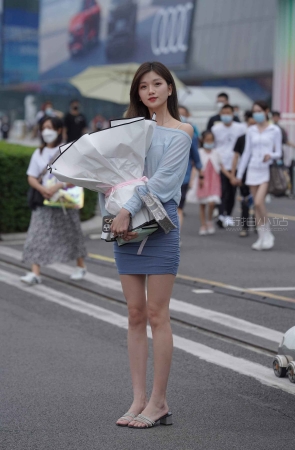 捧着一束花的小姐姐心里美滋滋