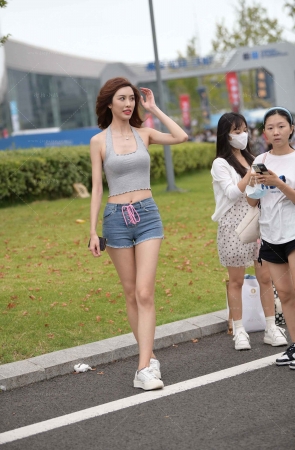 街拍牛仔热裤大长腿小姐姐