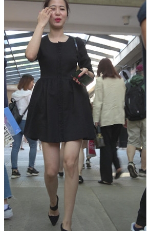 黑色连衣裙小姐姐