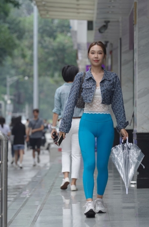 心爱的蓝色瑜伽裤女孩