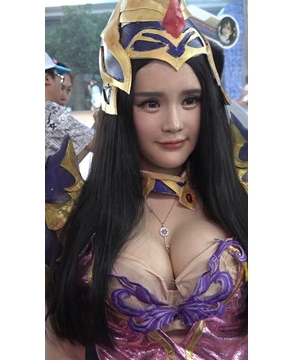 超级丰满小奶牛妹子，衣服不用别针扣起来就爆开啦。