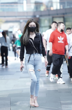 走路带风的小姐姐