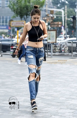 吊带坎乞丐裤露美肚脐的诱惑