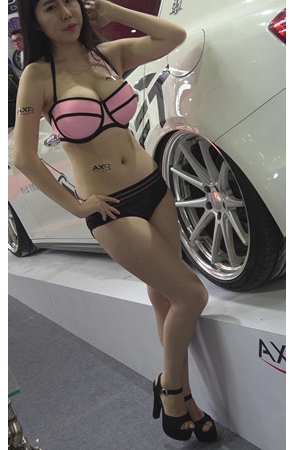 性感的粉色比基尼车模美女