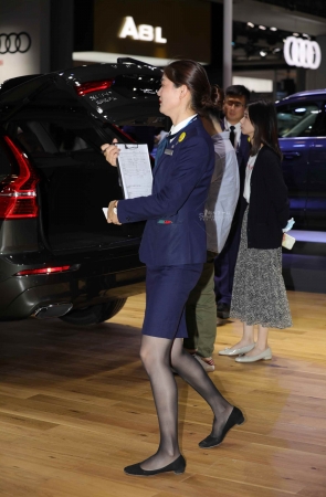 【街拍心灵】车展销 售黑丝街拍高跟美腿