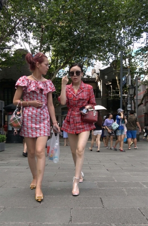 性感牛仔热裤花衬衫街拍美腿美女