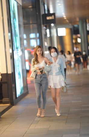 紧身牛仔裤女孩