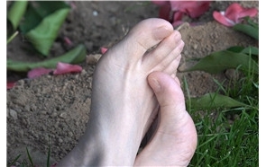 4k-干净裸足公园草地上熟睡的母女