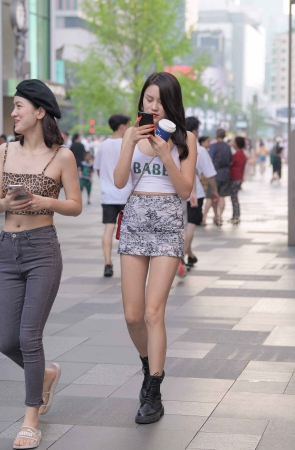 街拍包臀短裙短靴美眉