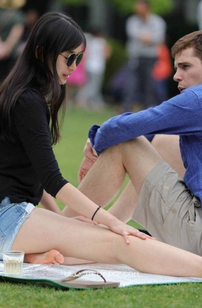 街拍极品身材美腿姐姐 2