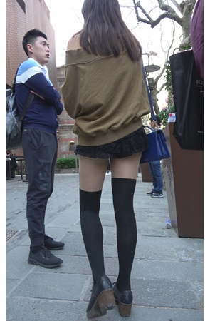 黑色高筒袜短裙美女