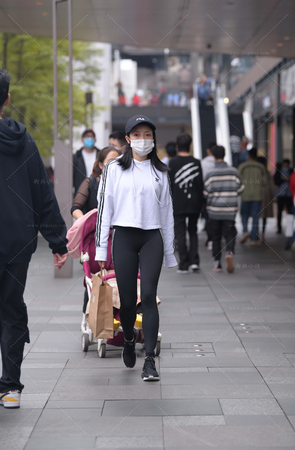 街拍紧身裤美眉