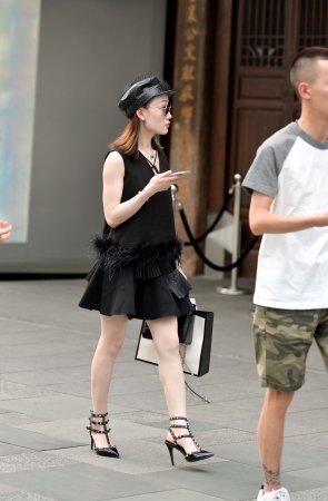 黑色连衣裙铆钉高跟鞋美女
