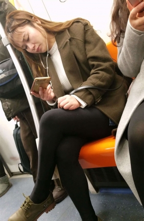 地铁拍摄灰色风衣黑色皮短裤丝袜美眉