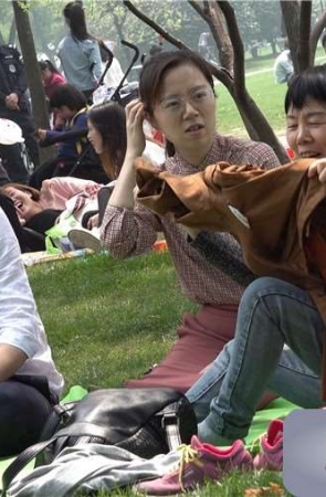 4k-眼镜包臀裙少妇的极品诱惑丝袜美足