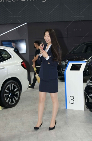 宝马展台直播卖车的小姐姐