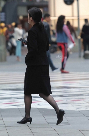 黑丝高跟街拍OL