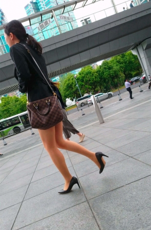 高跟肉丝足美脚走的很快