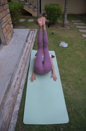 M584紫色瑜伽裤美女