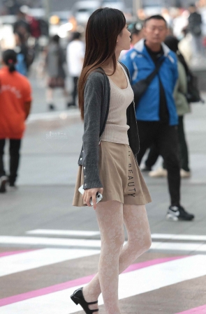 丝袜街拍少妇-13P