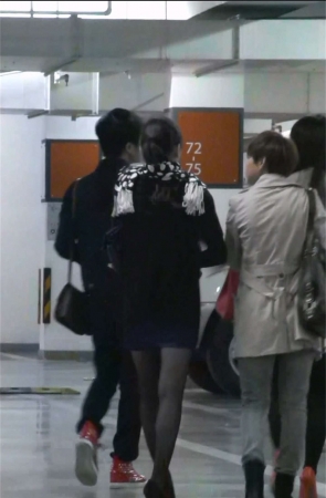 停车场遇到的蓝色包臀裙美女