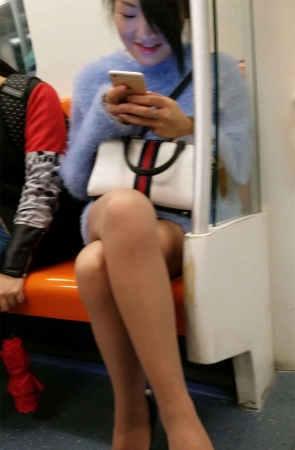 地铁蓝色毛衣连衣裙黑色高跟肉色丝袜长腿少妇