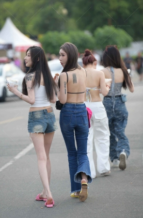 粉色拖鞋，热裤美眉