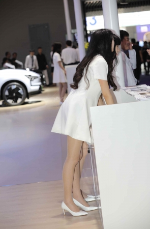 【街拍心灵】沃尔沃车展礼仪肉丝细街拍高跟美腿