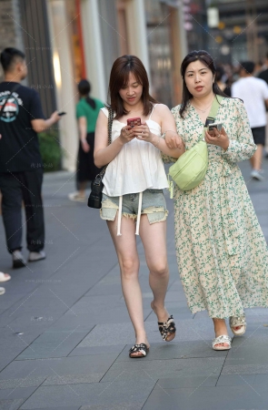 街拍热牛小姐姐跟闺蜜