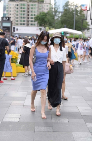 漂亮气质的蓝色群街拍美女