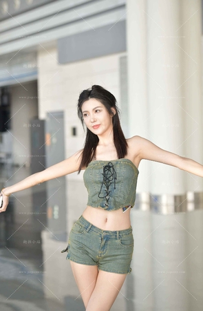 牛仔热裤套装小姐姐-小雪花