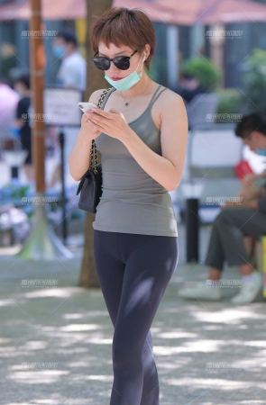 黑色瑜伽裤美女