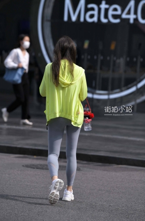 街拍灰色瑜伽裤小姐姐