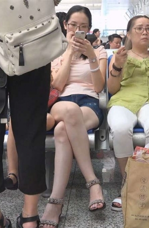 候车室街拍带着眼镜的美女