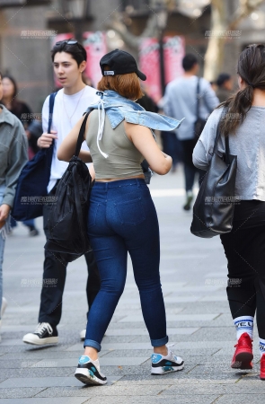 练出线条的女人