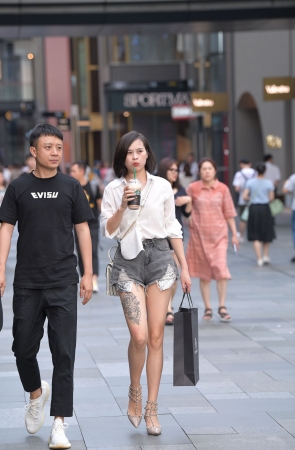 美不美，看大腿，两朵玫瑰花