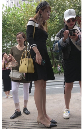 黑色连衣裙小妹