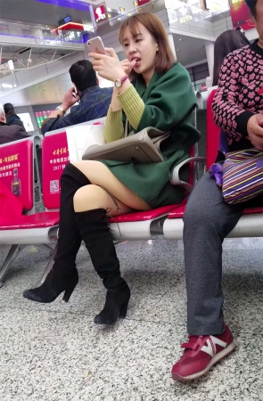 候车室的美颜小姐姐，玩手机怎么还啃手指头呢