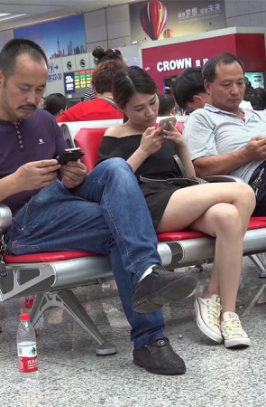 非典型候车大餐，细腿美女充满野性的露脚招式带你起飞